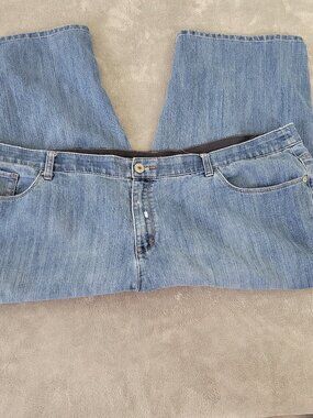 CJ Banks Women’s 22W Capri Jeans Medium Wash Blue Elastic Waist Denim CAP7E